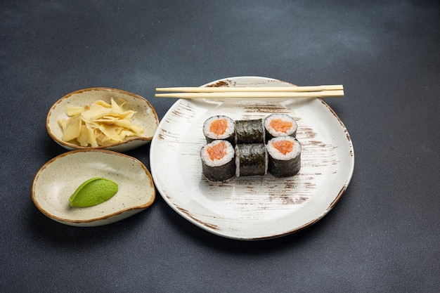 Delicioso rollo con salmón Cocina japonesa Fondo negro Cerrar