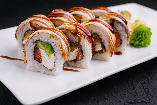 Foto delicioso rollo de sushi canadiense con teriyaki