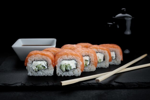 Delicioso rollo de sushi con queso crema de salmón y pepino