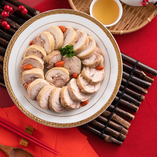 Delicioso rolo de frango fatiado embebido em vinho chinês para pratos de ano novo lunar