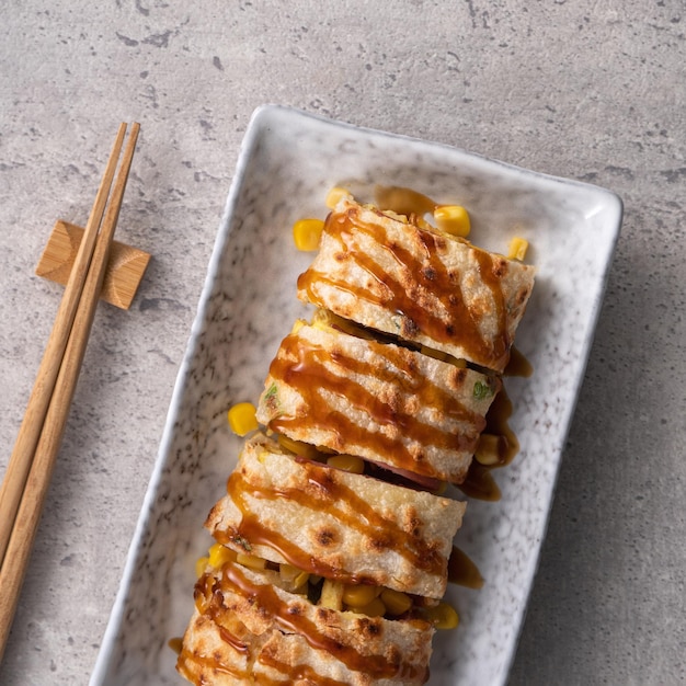 Delicioso rolo de panqueca de ovo de omelete taiwanesa com grãos de presunto e milho