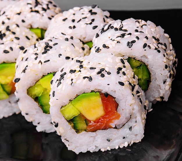 Foto delicioso rolo de sushi de abacate com salmão