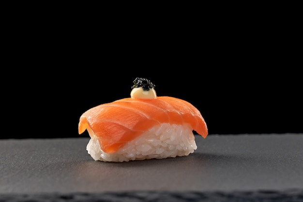 Delicioso sake nigiri sushi.