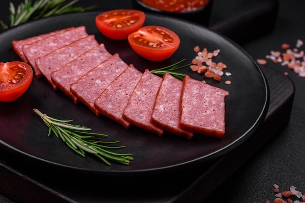 Delicioso salame de salsicha fresca com tomate e especiarias