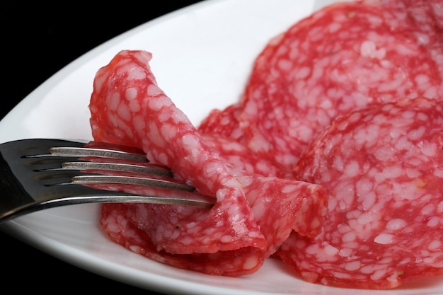 Delicioso salame perfumado em fatias finas