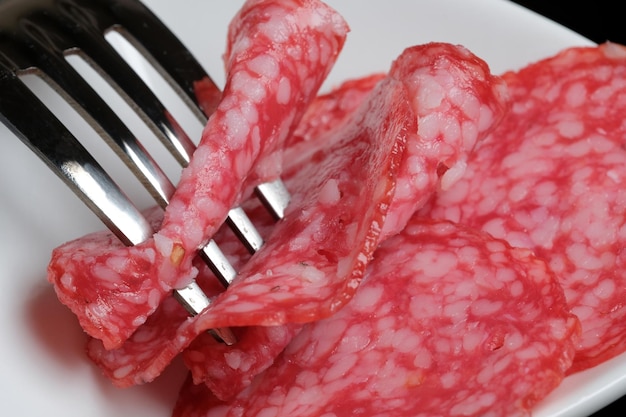 Delicioso salame perfumado em fatias finas