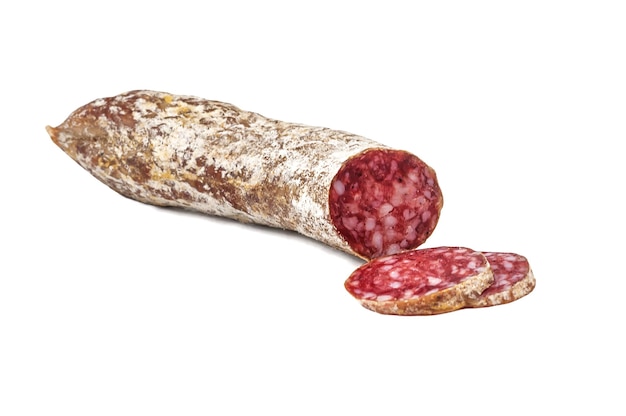 Delicioso salami moldeado sobre fondo blanco.