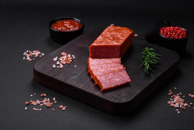 Delicioso salami de salchicha fresca con tomates salados y especias