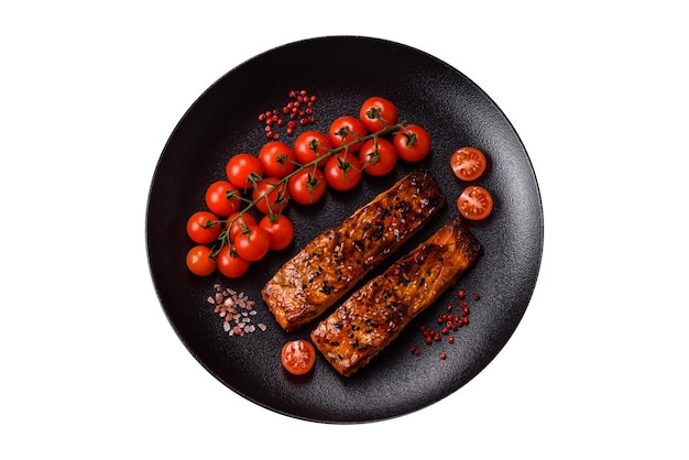 Delicioso salmón rojo a la parrilla con salsa y especias de sésamo y hierbas