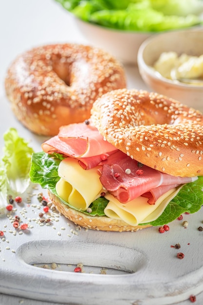 Delicioso y saludable bagel con jamón y queso