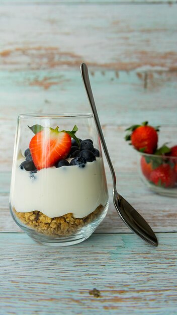 Delicioso y saludable desayuno yogur griego muesli bayas frescas Nutrición adecuada