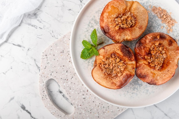 Delicioso y saludable postre de membrillo al horno con nueces