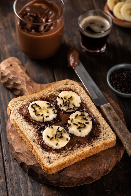 Delicioso sanduíche aberto com chocolate e banana