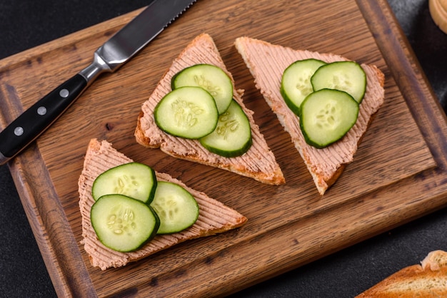 Pate de figado de frango. patê com torradas e manteiga verde