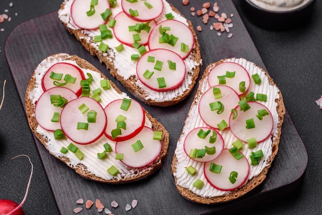 Delicioso sanduíche ou bruschetta com rabanete cream cheese e cebolinha