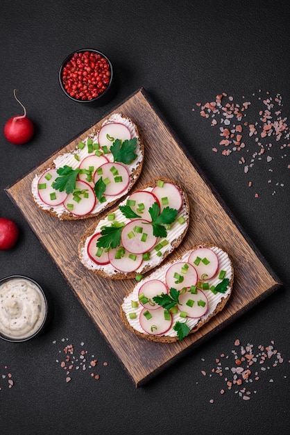 Delicioso sanduíche ou bruschetta com rabanete cream cheese e cebolinha