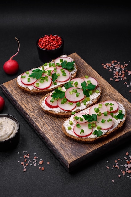 Delicioso sanduíche ou bruschetta com rabanete cream cheese e cebolinha