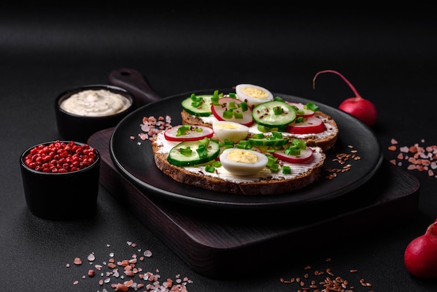 Delicioso sanduíche ou bruschetta com rabanete cream cheese e cebolinha