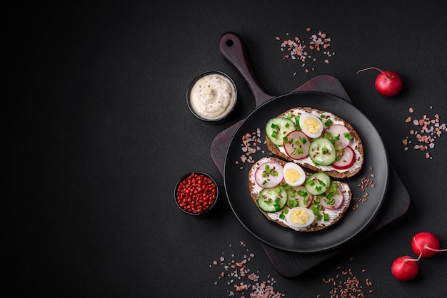 Delicioso sanduíche ou bruschetta com rabanete cream cheese e cebolinha