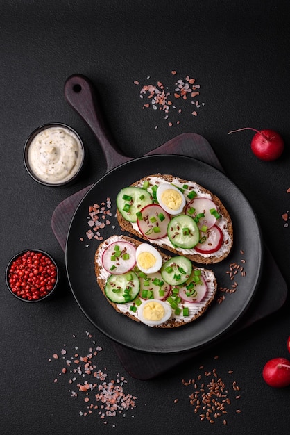 Delicioso sanduíche ou bruschetta com rabanete cream cheese e cebolinha