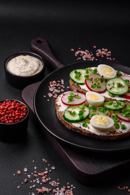 Delicioso sanduíche ou bruschetta com rabanete cream cheese e cebolinha