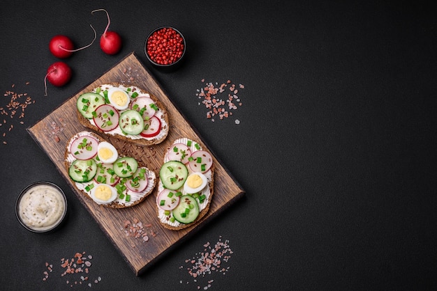 Delicioso sanduíche ou bruschetta com rabanete cream cheese e cebolinha