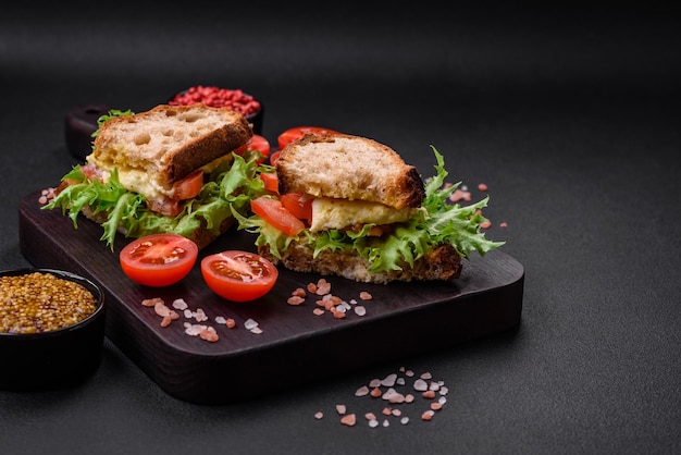 Delicioso sándwich caprese con tostadas a la parrilla, lechuga mozzarella y tomates