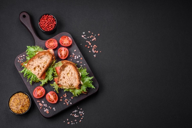 Delicioso sándwich caprese con tostadas a la parrilla, lechuga mozzarella y tomates