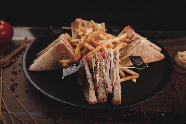 Delicioso sándwich con comida de desayuno de papas fritas