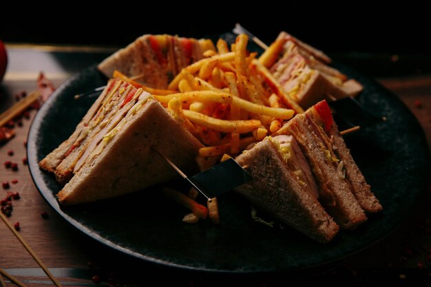 Delicioso sándwich con comida de desayuno de papas fritas