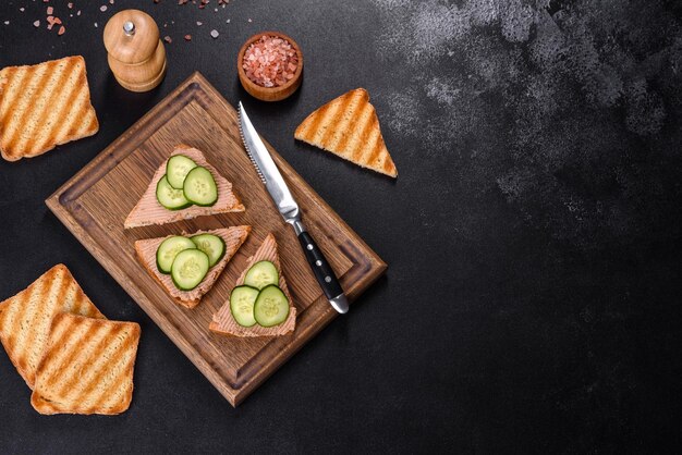 Delicioso sándwich fresco con paté de hígado de pollo con tostadas crujientes de mantequilla y pepino