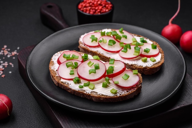 Delicioso sándwich o bruschetta con queso crema, rábano y cebolla verde