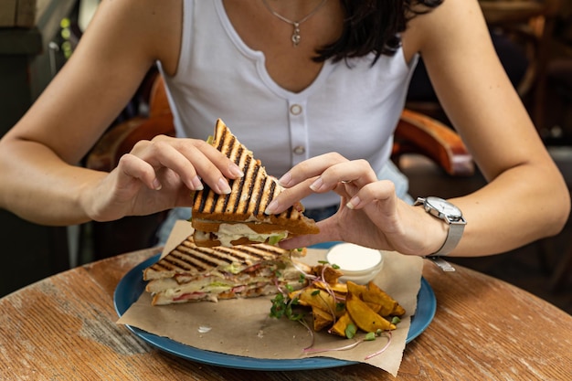 delicioso sándwich a la parrilla con carne y verduras