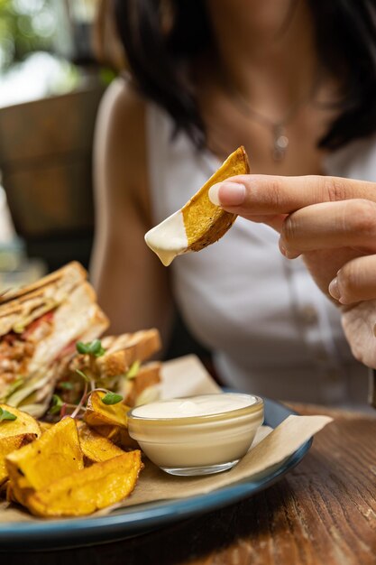 delicioso sándwich a la parrilla con carne y verduras