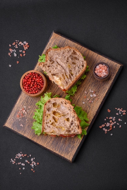 Delicioso sándwich con tostadas crujientes de pollo, tomates y lechuga