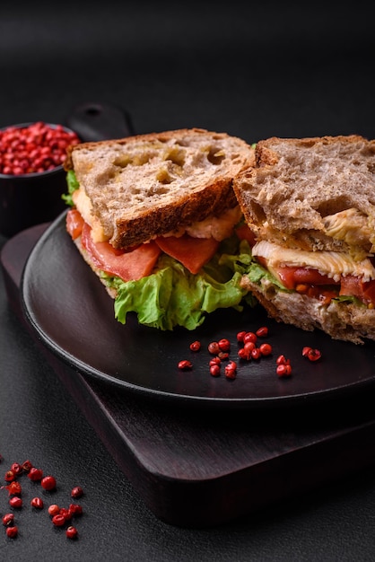 Delicioso sándwich con tostadas crujientes de pollo, tomates y lechuga