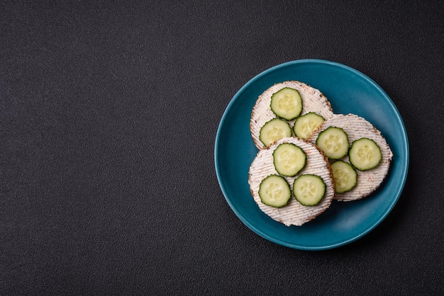 Delicioso sándwich vegetariano con tostadas a la parrilla, queso con crema, pepinos y semillas.