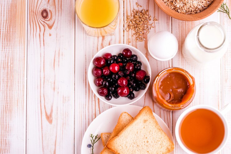 Foto delicioso, saudável e saudável café da manhã na mesa branca.