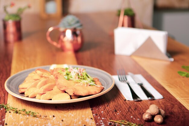 Delicioso schnitzel servido com batatas fritas