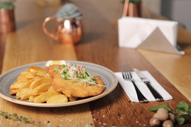 Delicioso schnitzel servido com batatas fritas