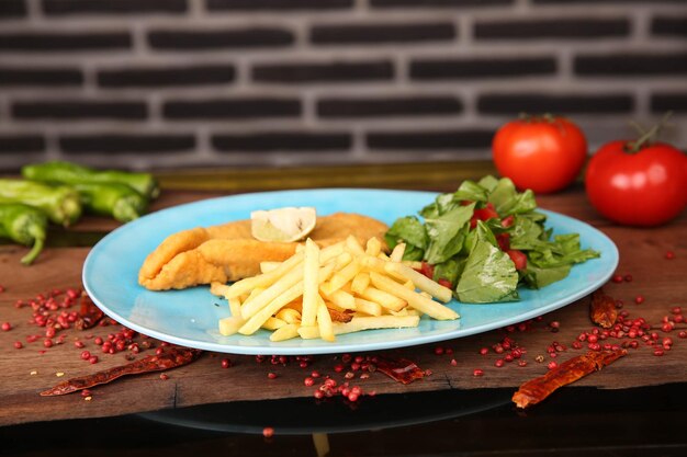 Delicioso schnitzel servido con papas fritas