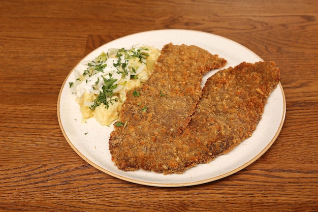 Delicioso schnitzel servido con papas fritas