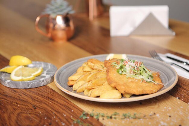 Delicioso schnitzel servido con papas fritas