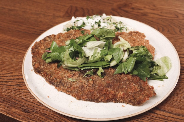 Delicioso schnitzel servido con papas fritas