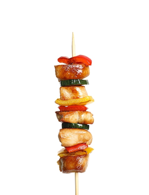 Delicioso shish kebab de pollo con verduras sobre fondo blanco.