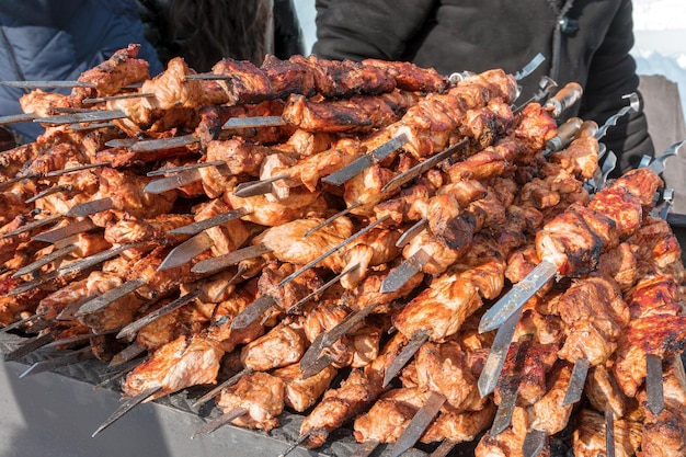 Delicioso shish kebab se vende en el mercado callejero Comida callejera