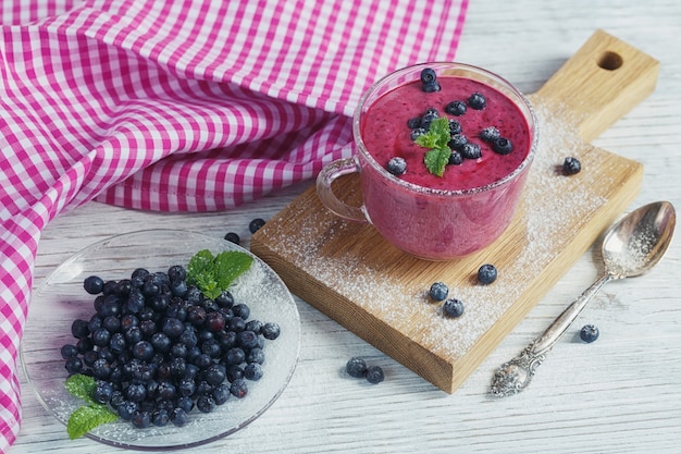 Delicioso smoothie de mirtilo com frutas frescas