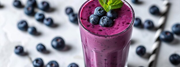 Foto delicioso smoothie de mirtilo no balcão branco da cozinha