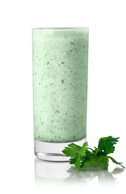 Delicioso smoothie verde saudável com frutas e vegetais na mesa