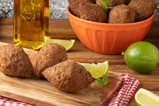 Delicioso snack árabe kibbeh en tabla de cortar